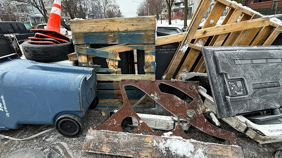Police Absent as Protesters Seize Minneapolis Block After ICE Shooting; Barricades Erected