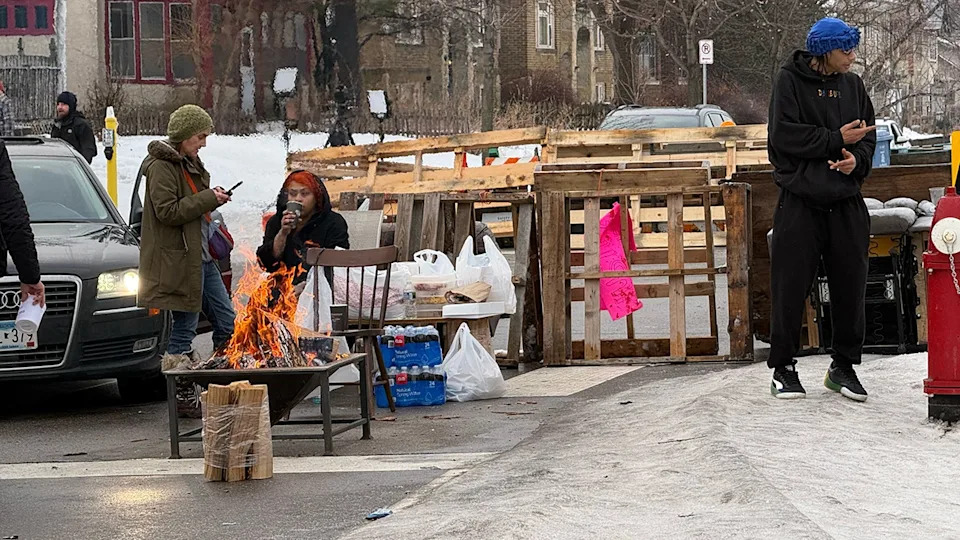 Police Absent as Protesters Seize Minneapolis Block After ICE Shooting; Barricades Erected