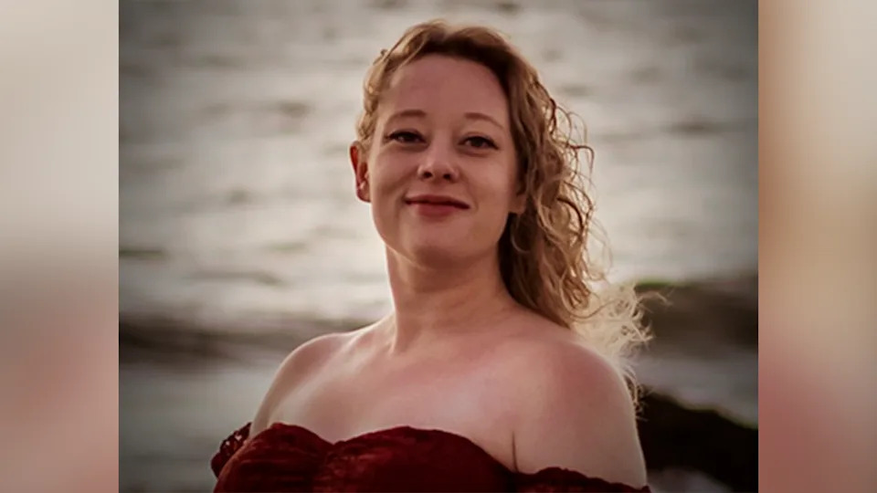 Police Absent as Protesters Seize Minneapolis Block After ICE Shooting; Barricades Erected