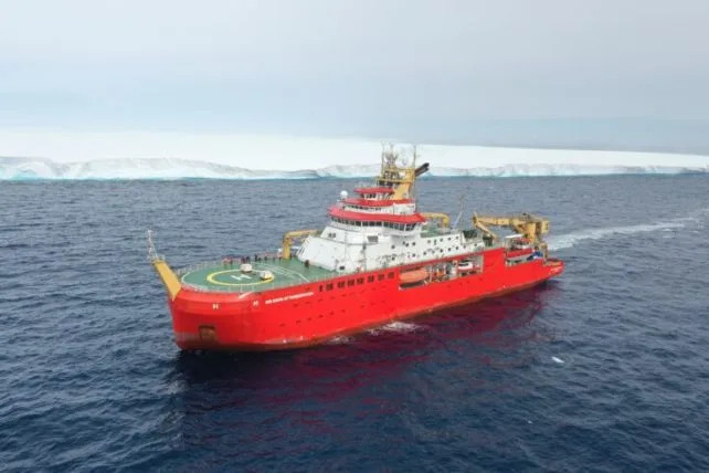 40-Year-Old Antarctic Iceberg A-23A Turns Vivid Blue as Meltwater Drives Rapid Breakup