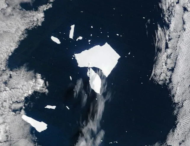 40-Year-Old Antarctic Iceberg A-23A Turns Vivid Blue as Meltwater Drives Rapid Breakup