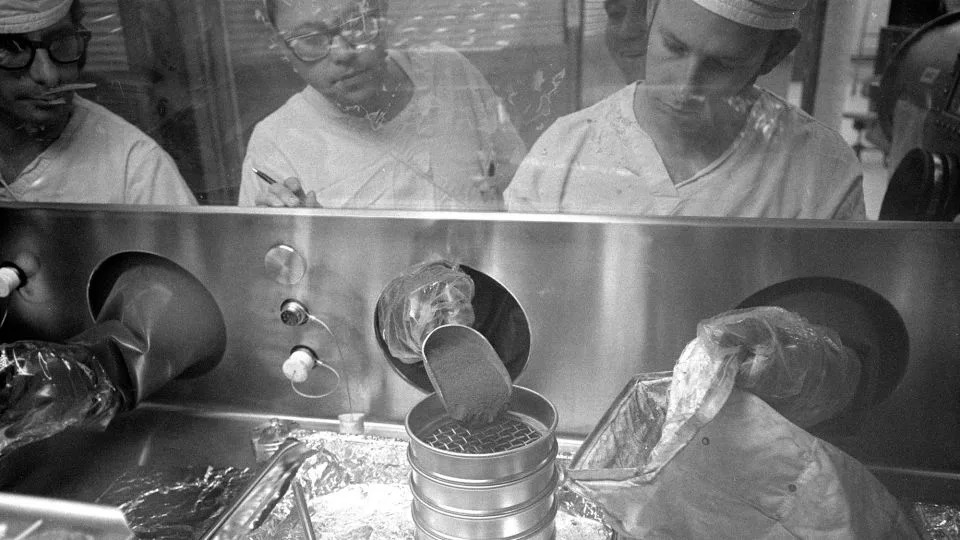 Moon’s Soil Holds Traces of Earth: Study Finds Magnetosphere Channels Atmospheric Gases to the Lunar Surface