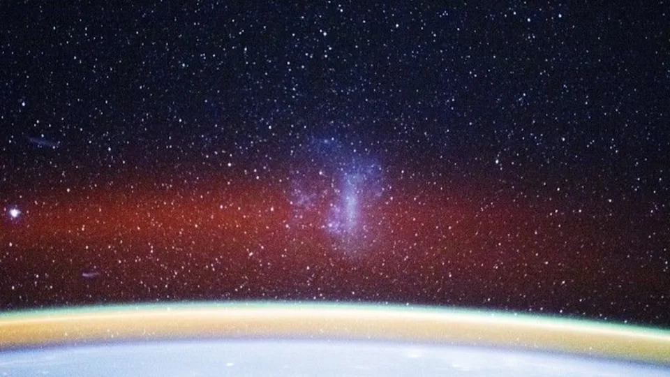 ISS Captures Vivid Airglow and the Large Magellanic Cloud — Stunning Photo from Nov. 28, 2025