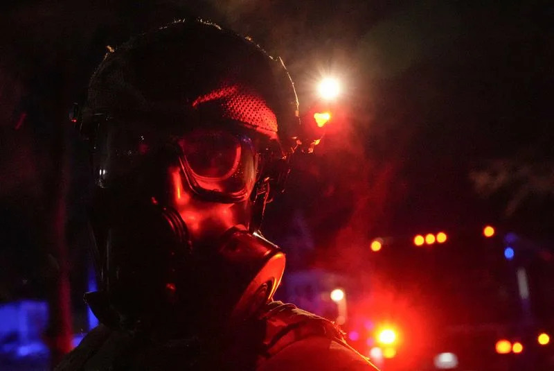 Immigration Officer Wounds Venezuelan in Minneapolis; Protests and Tear Gas Follow Amid ICE Surge