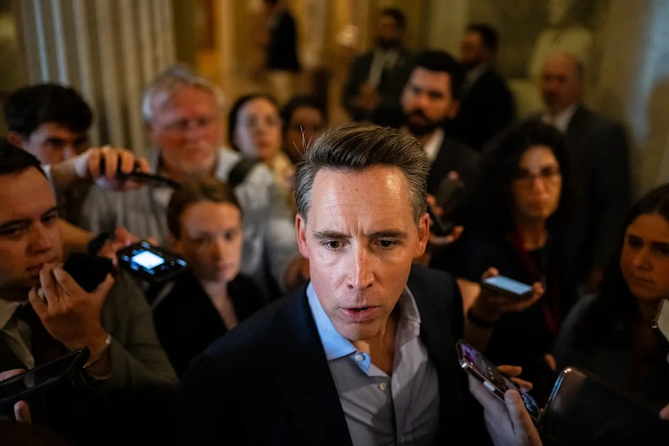 Hawley and Young Fold to Trump: Bipartisan Venezuela Resolution Stalled After Intense Pressure