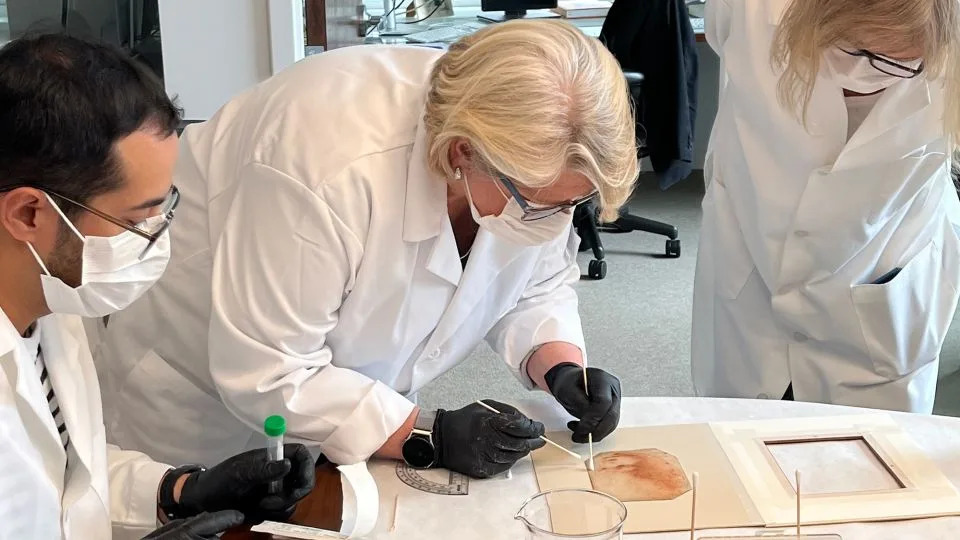 Researchers Find Y‑Chromosome Clues on Artifacts Linked to Leonardo da Vinci — Could His DNA Be Retrieved?