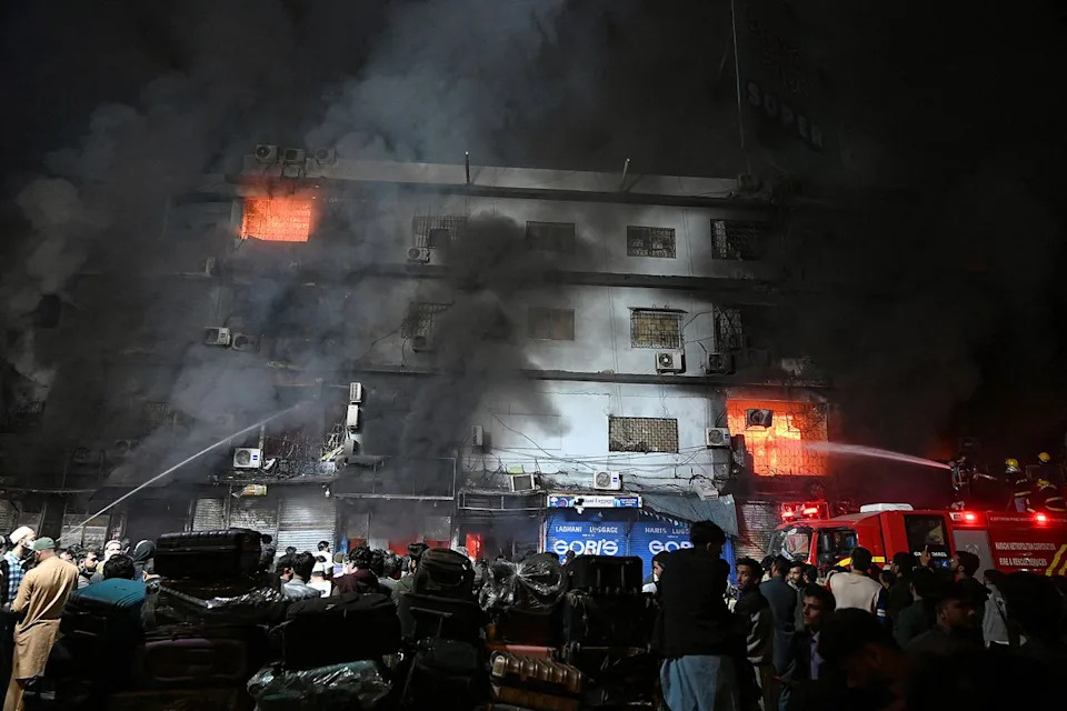 Karachi Mall Blaze: At Least Six Dead, 22 Injured After Short-Circuit Fire Rips Through Gul Plaza
