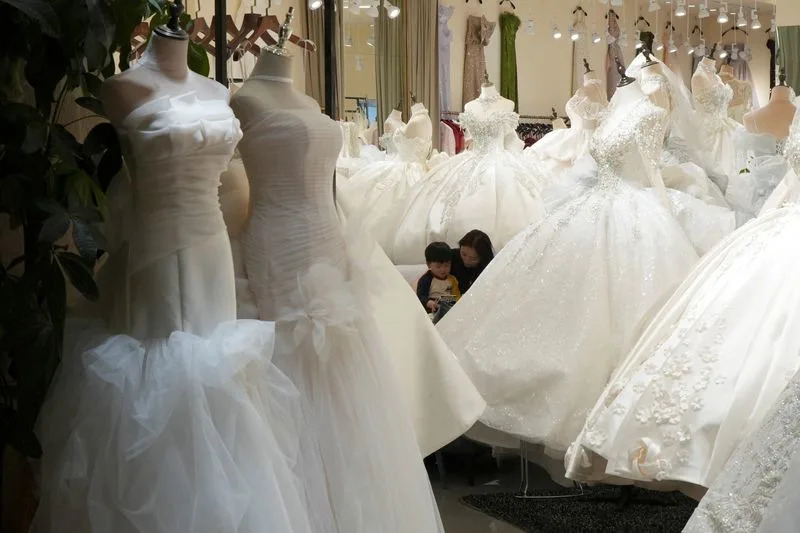 Suzhou Wedding-Dress Sellers Bet on Marriage Rebound After 8.5% Rise in Registrations