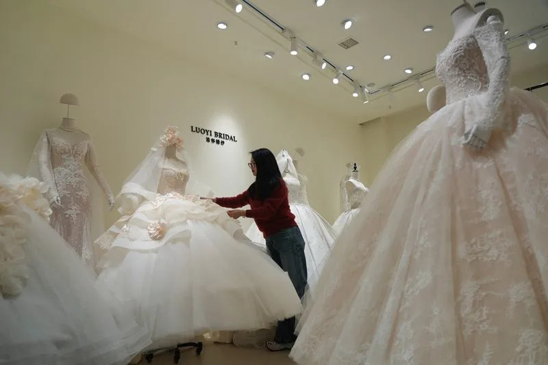 Suzhou Wedding-Dress Sellers Bet on Marriage Rebound After 8.5% Rise in Registrations