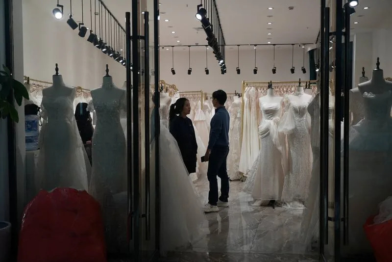 Suzhou Wedding-Dress Sellers Bet on Marriage Rebound After 8.5% Rise in Registrations