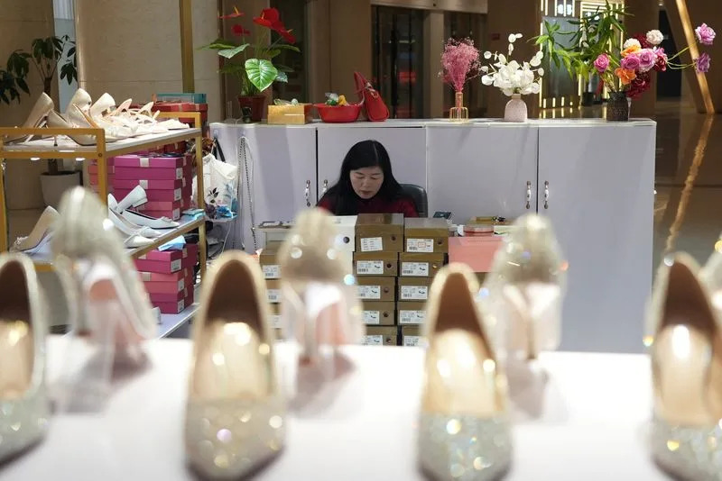 Suzhou Wedding-Dress Sellers Bet on Marriage Rebound After 8.5% Rise in Registrations