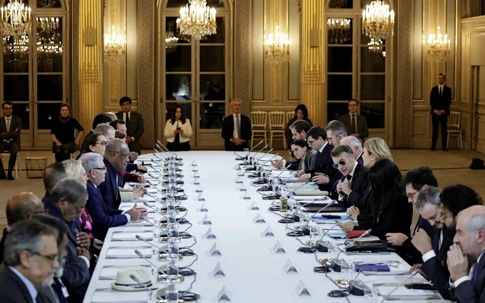 Macholand at the Élysée: New Book Paints Macron’s Inner Circle as a Male-Dominated ‘Boy Band’