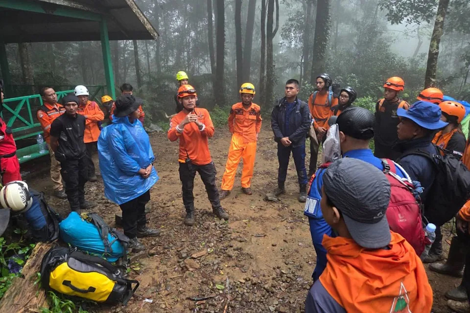 Second Victim Recovered After Indonesia Air ATR 42-500 Crash; Eight Still Missing