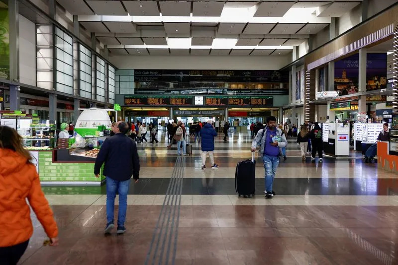 Spain Deploys Cranes to Recover Missing After Deadly Adamuz Train Crash