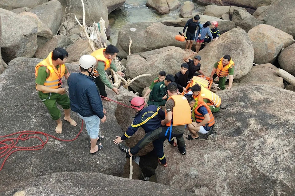 Five Tourists Rescued After Being Trapped in Narrow Rock Crevice at Bai Tien Beach