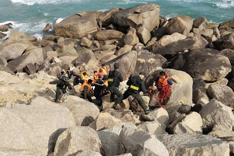 Five Tourists Rescued After Being Trapped in Narrow Rock Crevice at Bai Tien Beach