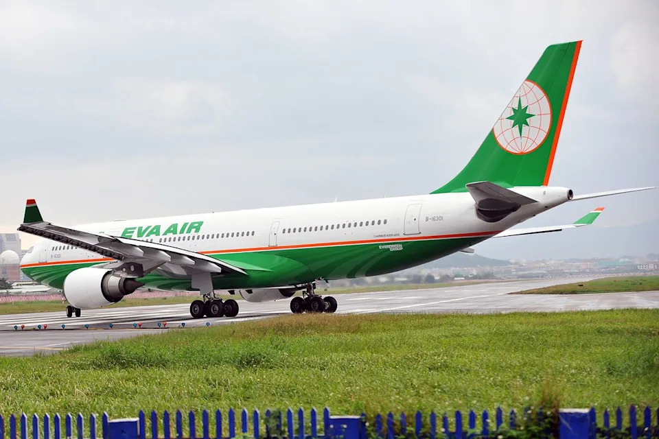 EVA Air Suspends Senior Pilot After Alleged Cockpit Assault Over Taxi Speed at LAX