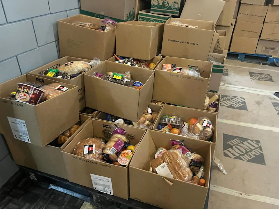 Minneapolis 'ICE Out' Friday: Businesses Close and Volunteers Mobilize After Fatal Shooting