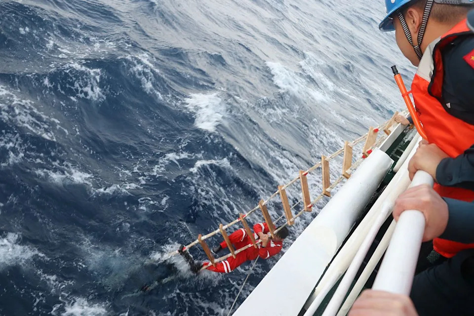 M/V Devon Bay Capsizes in South China Sea — 2 Dead, 4 Missing; 17 Rescued as China and Philippines Mount Search