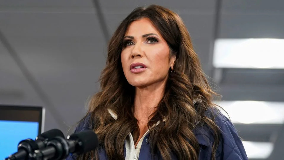 Trump Administration Intensifies Immigration Enforcement Amid Backlash Over Minneapolis Shooting