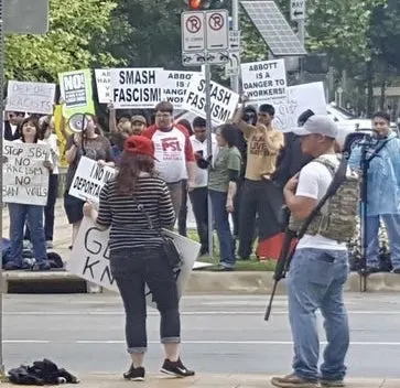 Viral Photo Of Armed MAGA Protesters Fuels Scrutiny After Alex Pretti Shooting