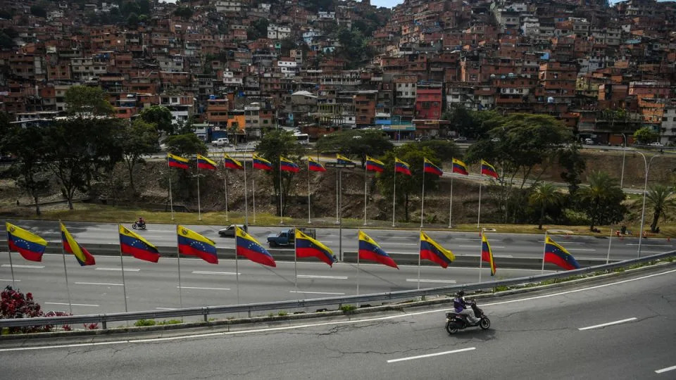 Speak in Code, Delete Chats: How Venezuelans Protect Phones as Checkpoints and Searches Rise