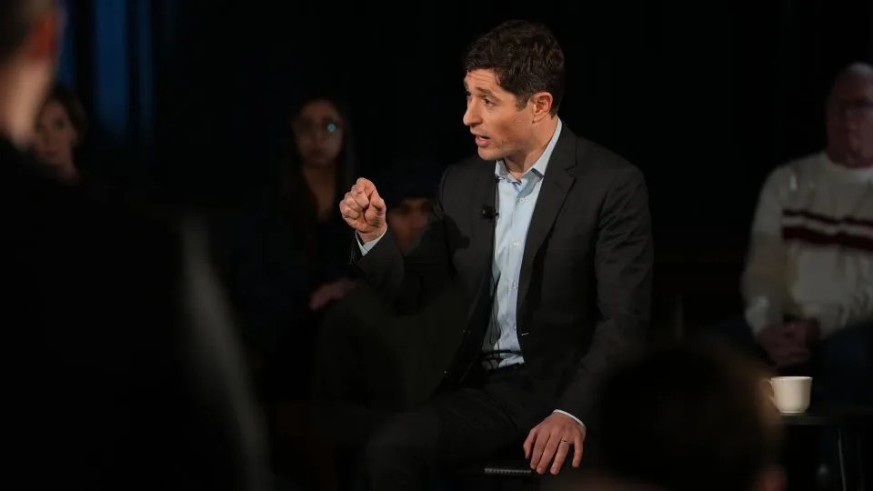 Frey Presses For Federal Agents’ Exit As Minneapolis Wrestles With Deadly Clashes