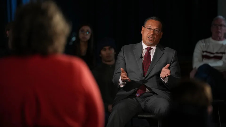 Frey Presses For Federal Agents’ Exit As Minneapolis Wrestles With Deadly Clashes