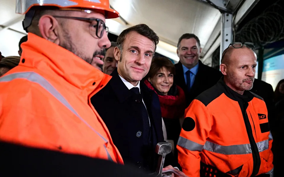 France’s ‘No-Kids’ Train Zone Sparks National Outcry Over Family Policy