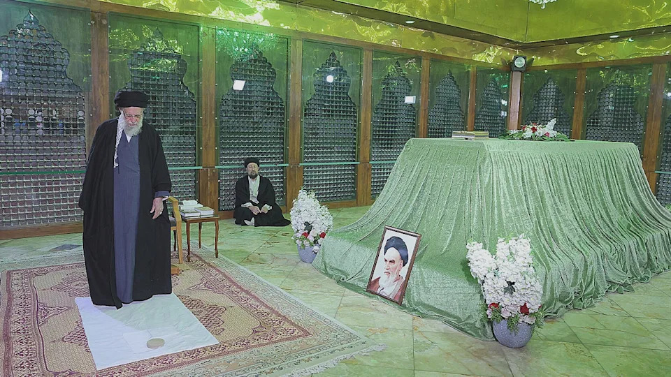 Iran Releases Staged Photos of Khamenei, Opposition Says Move Aims to Shore Up Struggling IRGC