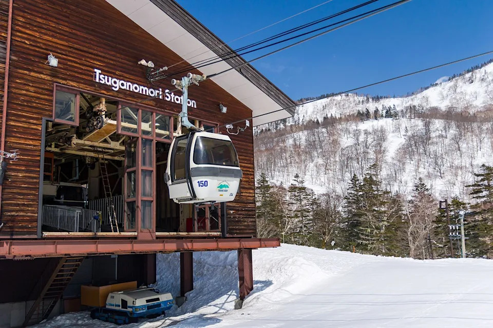 Tragic Chairlift Accident: 22-Year-Old Australian Snowboarder Brooke Day Dies After Backpack Snags Lift in Japan