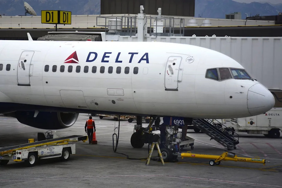 Delta Flight 1676 Returns to San Antonio After Engine Smoke Warning — No Injuries