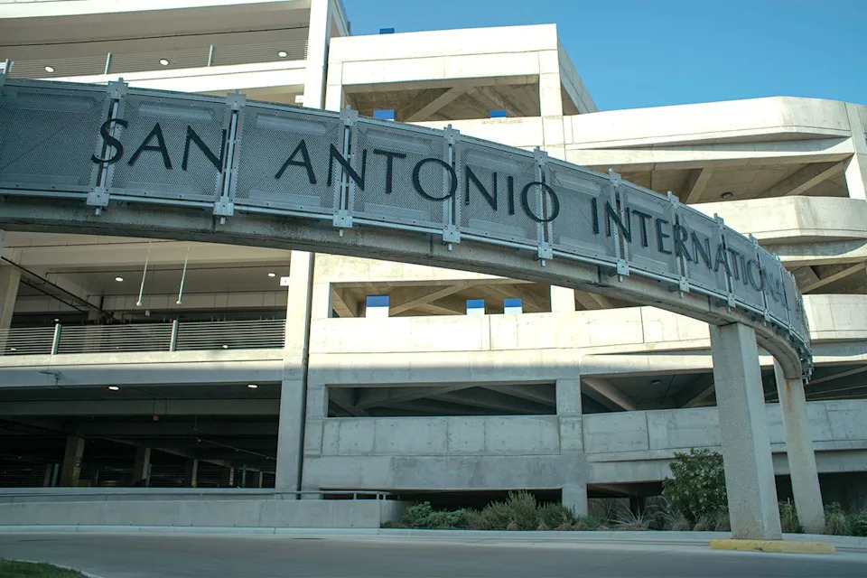 Delta Flight 1676 Returns to San Antonio After Engine Smoke Warning — No Injuries