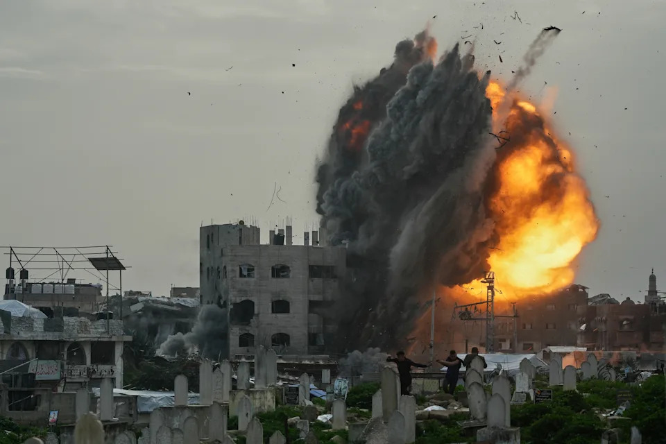 Split-Second Photos Capture Israeli Airstrike That Destroyed Gaza Building