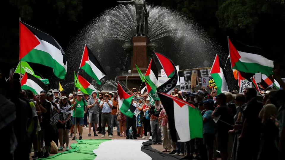 Herzog’s Visit Splits Australia: Condolences at Bondi and Mass Protests Over Gaza