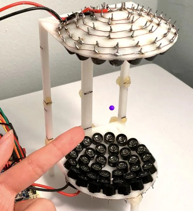 Vremenski kristal od stiropora i zvuka — kako su dve perlice napravile stabilan oscilator