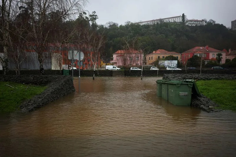 Poplave u Portugalu: Nasip Pukao, Deo Autoputa A1 Se Srušio — Evakuisano 3.000 Ljudi