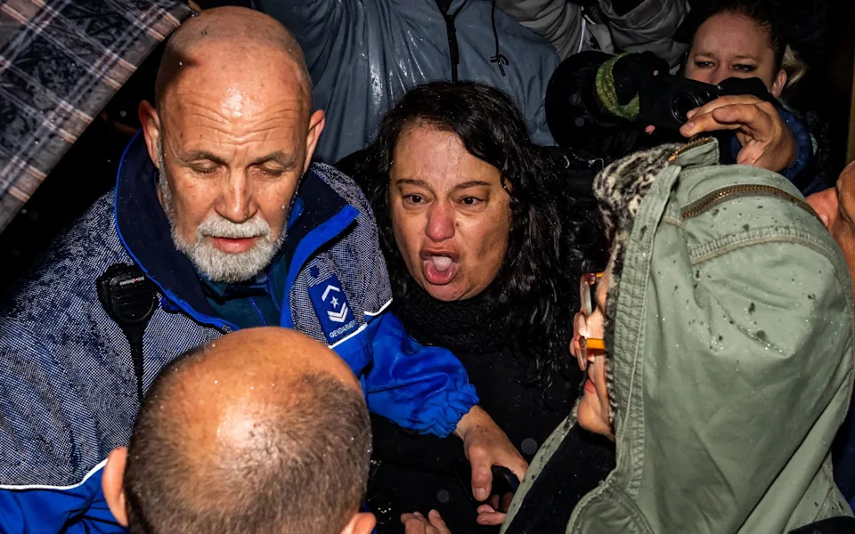 Porodice Žrtava Suočile Se s Vlasnicima Le Constellation: „Ubili Ste Mog Brata“ — 41 Poginulih, 115 Povređenih