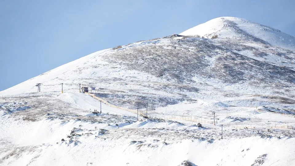 Missing Canadians and ‘White Gold’: How Politics and a Snow Drought Are Reshaping the U.S. Ski Season