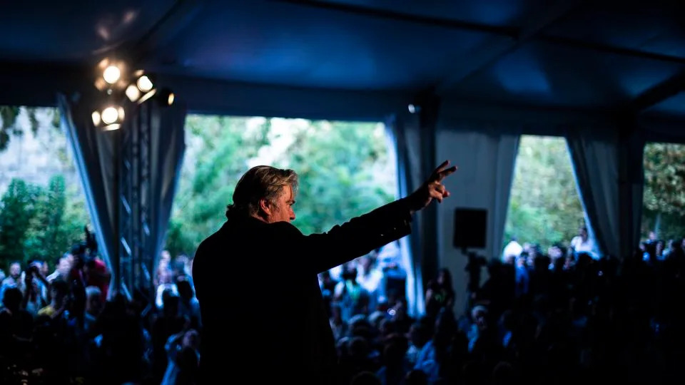 DOJ Fajlovi: Bannon Je 2019. Pokušao Da Pridobije Epstajna U Planovima Protiv Pape Franje