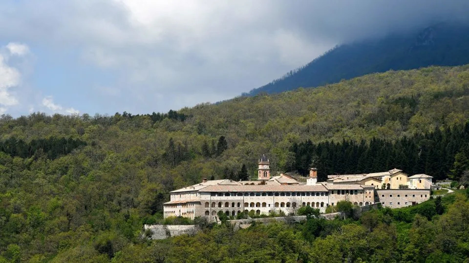 DOJ Fajlovi: Bannon Je 2019. Pokušao Da Pridobije Epstajna U Planovima Protiv Pape Franje