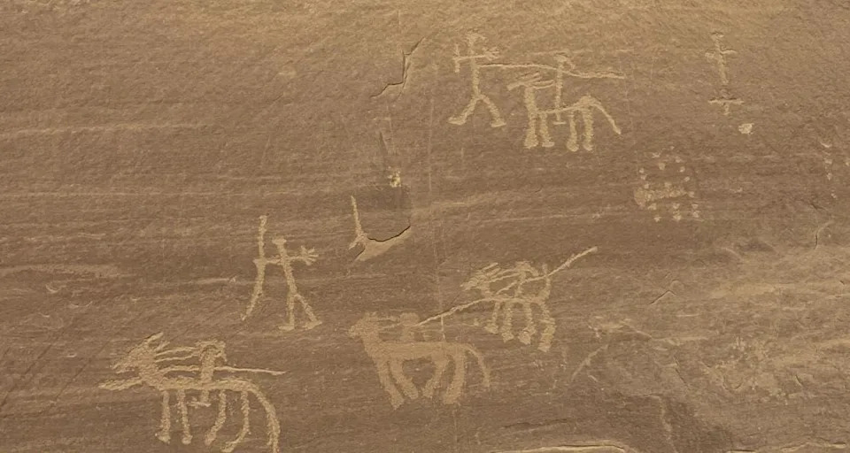 U Sinaju Otkriveno Pećinsko Sklonište Sa Crtežima Starim Do 10.000 Godina: Lovci, Konjanici i Nabatejski Natpisi