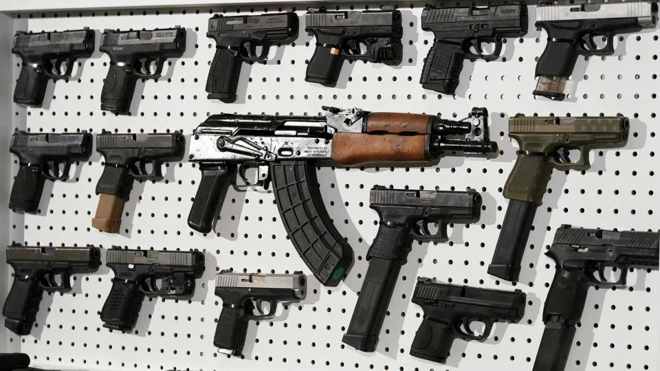 Zašto Kanadski Program Otkupa Oružja Izaziva Kritike: Rokovi, Brojke i Političke Smetnje