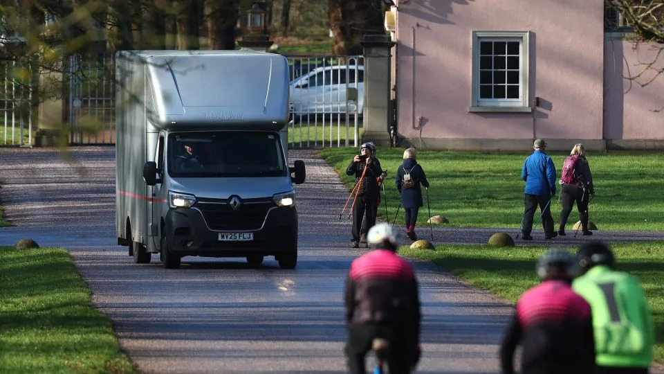 Princeze Beatrice i Eugenie Pod Pritiskom Nakon Nove Serije 'Epstein' Dokumenata