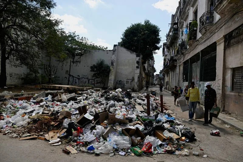 Smeće Se Nagomilava U Havani: Polovina Kamiona Ne Radi Zbog Nedostatka Goriva
