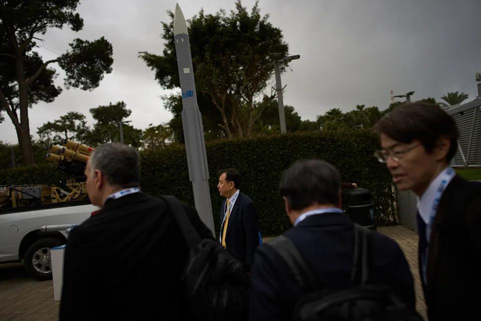 Puške, dronovi i snimci raketnih lansiranja na Defense Tech Expo Israel 2026 u Tel Avivu