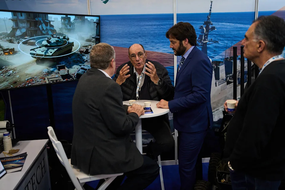 Puške, dronovi i snimci raketnih lansiranja na Defense Tech Expo Israel 2026 u Tel Avivu