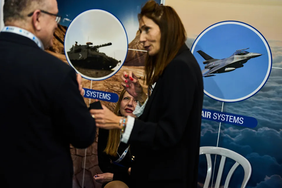 Puške, dronovi i snimci raketnih lansiranja na Defense Tech Expo Israel 2026 u Tel Avivu