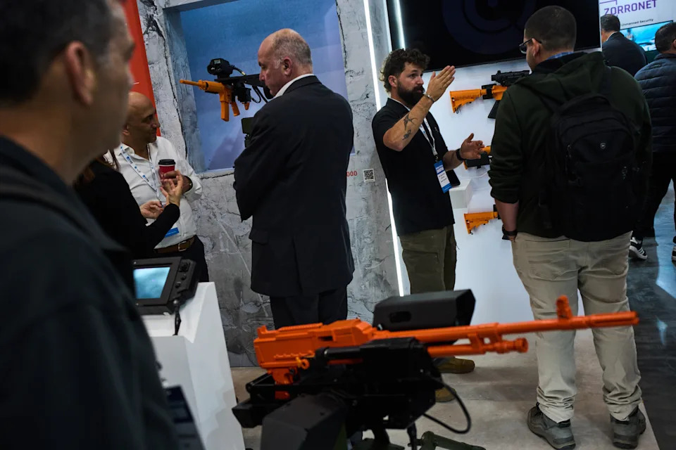 Puške, dronovi i snimci raketnih lansiranja na Defense Tech Expo Israel 2026 u Tel Avivu