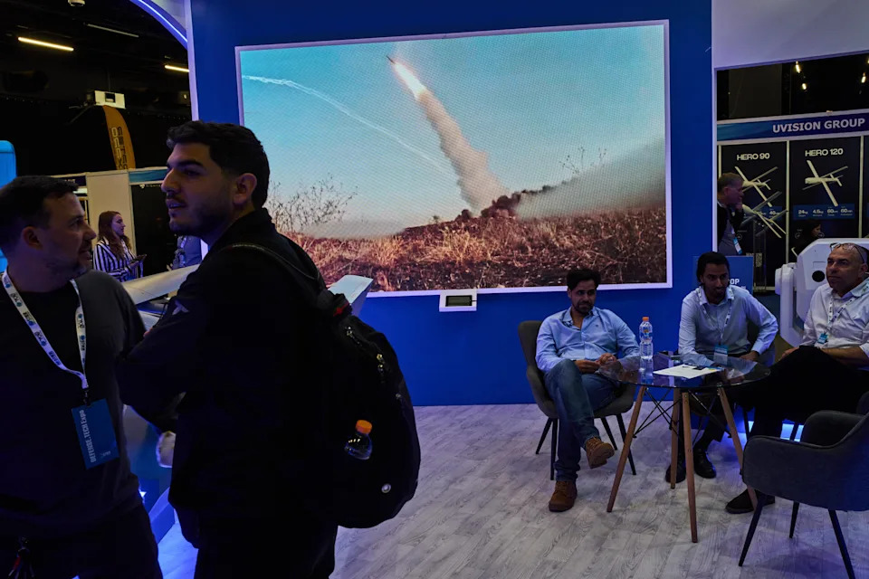 Puške, dronovi i snimci raketnih lansiranja na Defense Tech Expo Israel 2026 u Tel Avivu